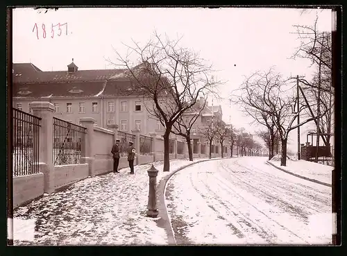 Fotografie Brück & Sohn Meissen, Ansicht Löbau, Jäger-Kaserne, Rot Kreuz Sanitäter & Strassenansicht im Winter