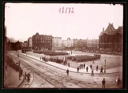 Fotografie Brück & Sohn Meissen, Ansicht Lille, 2. Königlich Sächsisches Jäger-Bataillon Nr. 13 - Parade in Lille 1914
