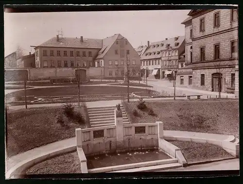 Fotografie Brück & Sohn Meissen, Ansicht Hainichen, Freitreppe mit Keller-Denkmal