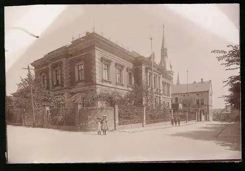 Fotografie Brück & Sohn Meissen, Ansicht Waldenburg i. Sa., Strassenpartie am Amtsgericht