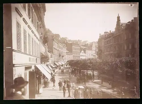 Fotografie Brück & Sohn Meissen, Ansicht Karlsbad, Blick in die Sprudelgasse mit Geschäften