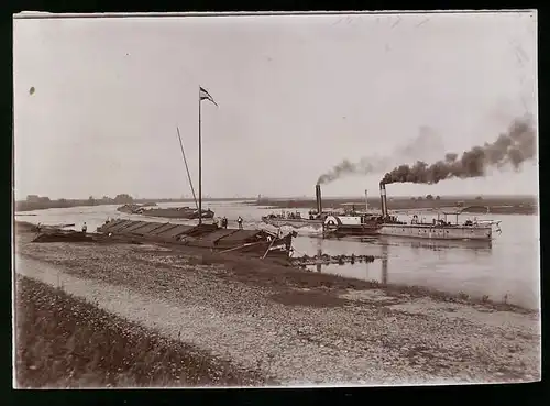 Fotografie Brück & Sohn Meissen, Ansicht Dommitzsch / Elbe, Blick auf den Ausladeplatz, Fähre und Schleppzug