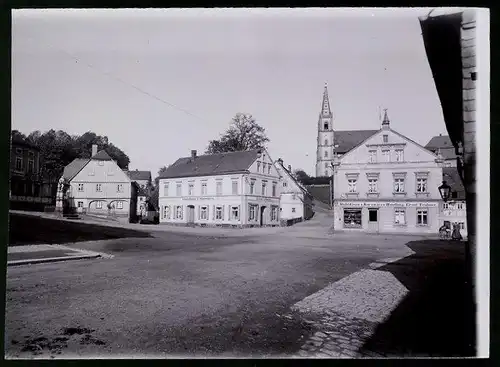 Fotografie Brück & Sohn Meissen, Ansicht Schirgiswalde i. Sa., Blick auf den Marktplatz mit Geschäft E. Teubner, Löbmann