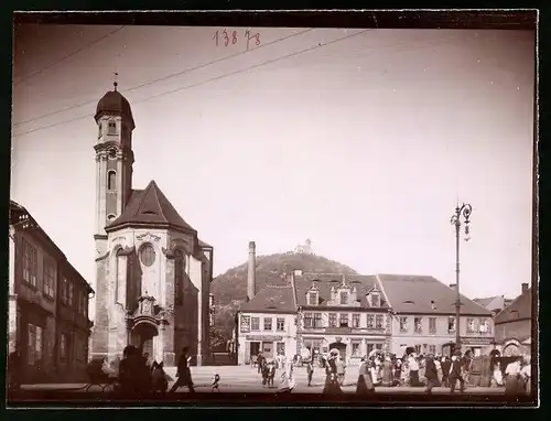 Fotografie Brück & Sohn Meissen, Ansicht Brüx, Blick auf den Gymnasialplatz und Piaristenkirche, Geschäfte