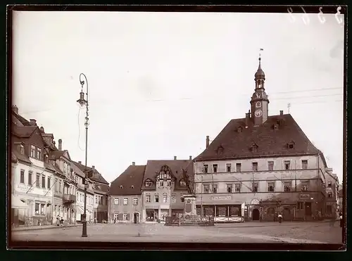 Fotografie Brück & Sohn Meissen, Ansicht Penig i. Sa., Marktplatz mit Rathaus, Denkmal und Geschäften