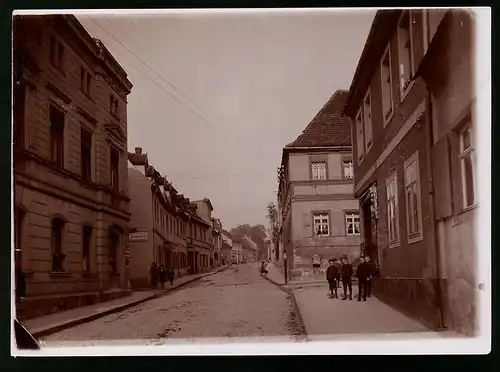 Fotografie Brück & Sohn Meissen, Ansicht Freyburg a. U., Blick in die Oberstrasse mit Schulknaben