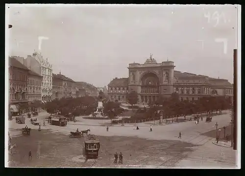 Fotografie Brück & Sohn Meissen, Ansicht Budapest, Strassenbahn am Ostbahnhof, Denkmal und Litfasssäule