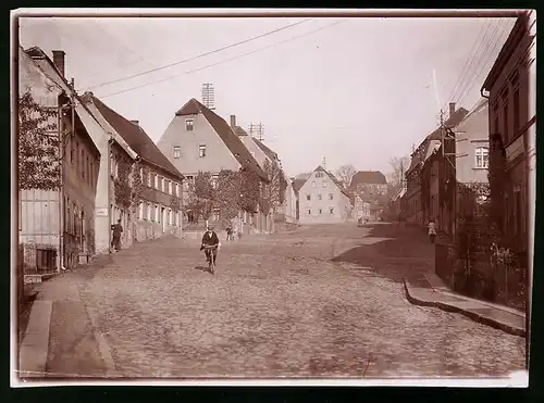 Fotografie Brück & Sohn Meissen, Ansicht Kohren, Blick auf den Markt mit Wohnhäusern und Briefträger am Hauseingang