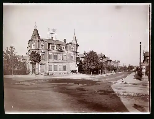 Fotografie Brück & Sohn Meissen, Ansicht Cossebaude, Partie in der Bismarckstrasse am Cigarrenhaus, Litfasssäule