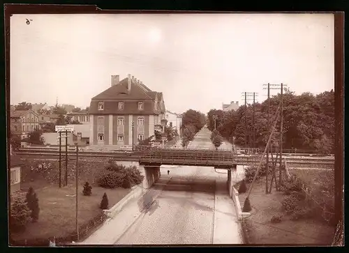 Fotografie Brück & Sohn Meissen, Ansicht Finsterwalde N.L., Blick auf die Bahnüberführung mit Sonnewalder Strasse