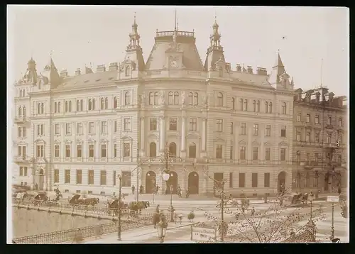 Fotografie Brück & Sohn Meissen, Ansicht Karlsbad, Strassenpartie an der K. K. Hauptpost