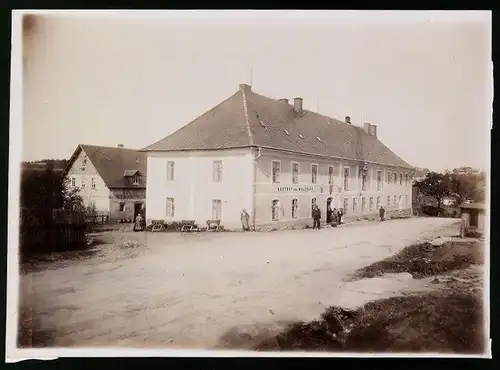 Fotografie Brück & Sohn Meissen, Ansicht Reitzenhain / Böhmen, Strassenpartie am Gasthof zum Malzhaus