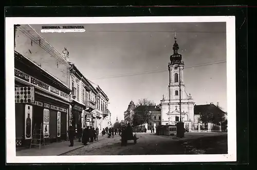 AK Sremska Mitrovica, Strassenpartie mit Kirche