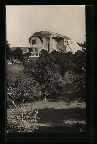 AK Dornach, Goetheanum von einer Wiese gesehen