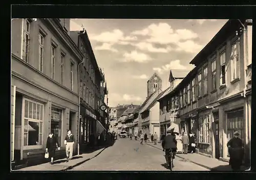 AK Parchim, Passanten in der Strasse des Friedens