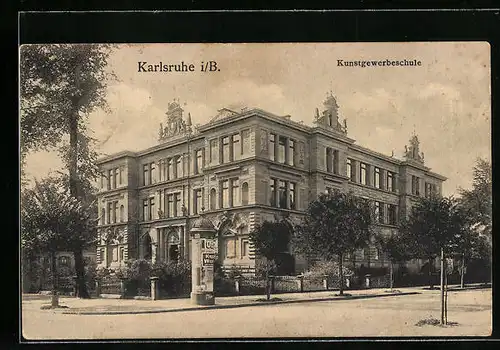 AK Karlsruhe i. B., Kunstgewerbeschule, Litfasssäule, Strassenpartie