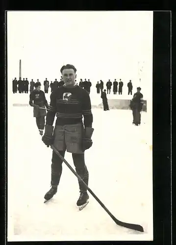 Foto-AK Eishockeyspieler mit Schutzhandschuhen und Schläger