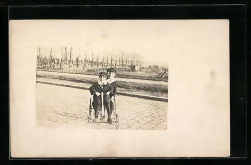 AK Kinder auf einem Tretroller, Junge mit Mütze der MS Ostfriesland