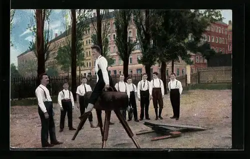 AK Turner beim Sprung in einem Hof