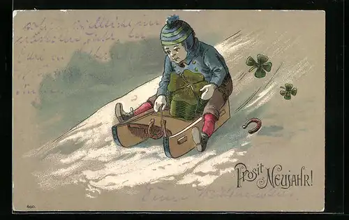 AK Junge mit Kleeblättern fährt auf einem Schlitten den Berg hinab