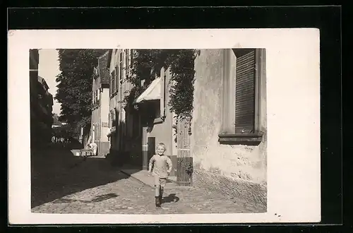 Foto-AK Heidelberg, Kind und Handwerker in der Plankengasse, ca. 1920