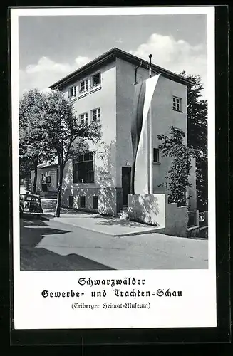 AK Triberg, Heimatmuseum mit Fahne zur Gewerbe- und Trachten-Schau, Strassenansicht