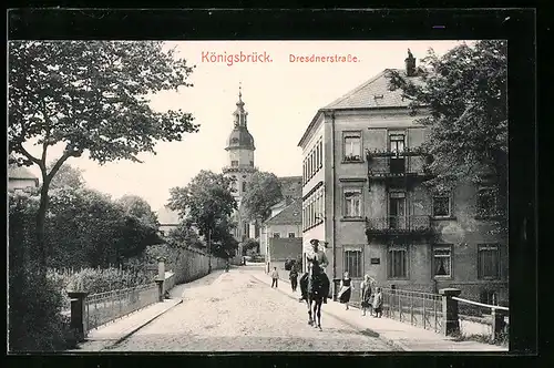 AK Königsbrück, Dresdnerstrasse, Blick von der Brücke zur Kirche