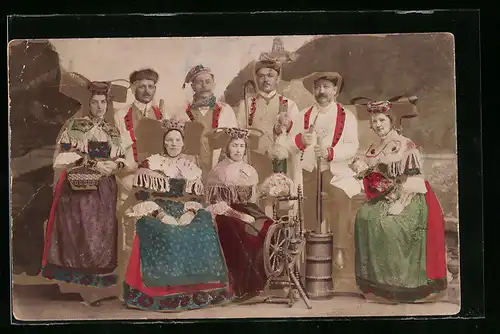 AK Gruppe in Tracht von Schaumburg-Lippe, Spinnrad und Butterfass