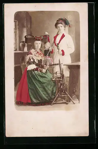 AK Zwei Frauen in Tracht aus Schaumburg-Lippe am Spinnrad
