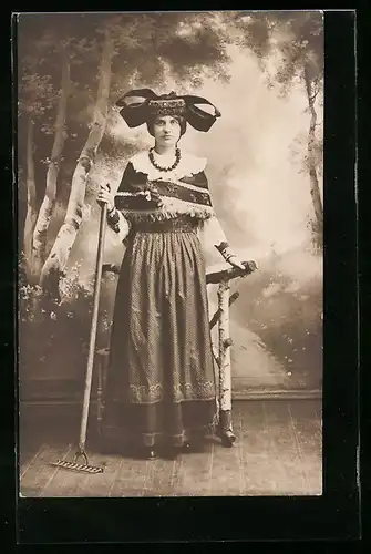 Foto-AK Mädchen in Tracht aus Schaumburg-Lippe mit Harke