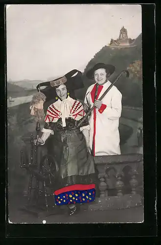 AK Paar in Tracht aus Schaumburg-Lippe mit Spinnrad