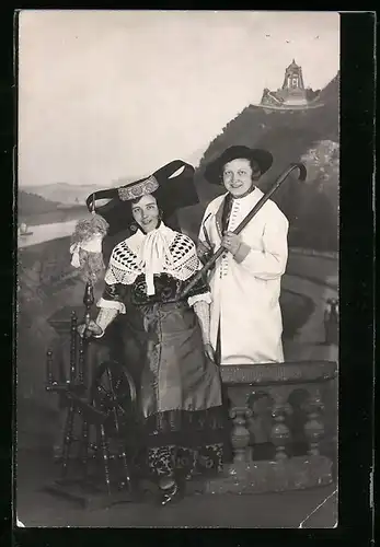 AK Paar in Tracht aus Schaumburg-Lippe vor Studiokulisse