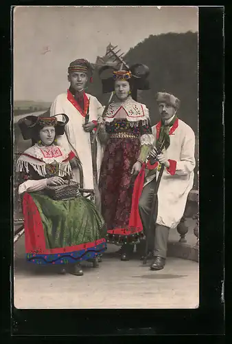AK Zwei Paare in bunter Tracht aus Schaumburg-Lippe