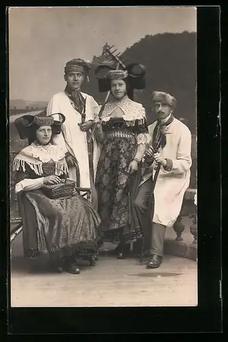 AK Zwei Paare in Tracht aus Schaumburg-Lippe
