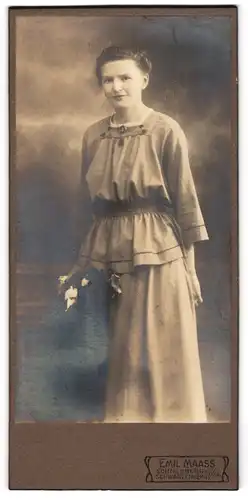 Fotografie Emil Maass, Schneeberg, Junge Frau in modischer Kleidung