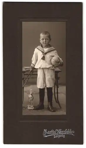 Fotografie Martin Herzfeld, Leipzig, Thomassgasse 4, Junge im Matrosenanzug mit einem Ball