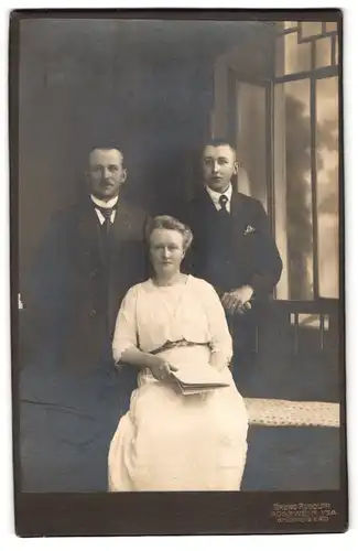 Fotografie Bruno Rudolph, Rosswein i. Sa., Brückenplatz 410, Frau im weissen Kleid mit zwei Herren