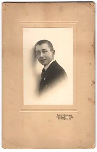 Fotografie Bruno Rudolph, Rosswein i. Sa., Brückenplatz 410, Junger Mann im Anzug mit Krawatte