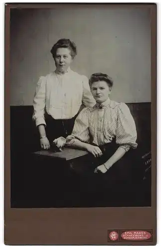 Fotografie Emil Maas, Schneeberg, Zwei junge Damen in modischer Kleidung