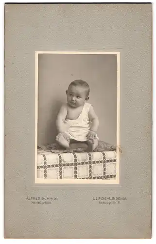 Fotografie Alfred Schmidt, Leipzig-Lindenau, Merseburger Strasse 31, Kleinkind im Hemd mit nackigen Füssen