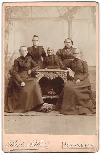 Fotografie Karl Müller, Poessneck, Fünf Frauen in zeitgenössischen Kleidern am Tisch