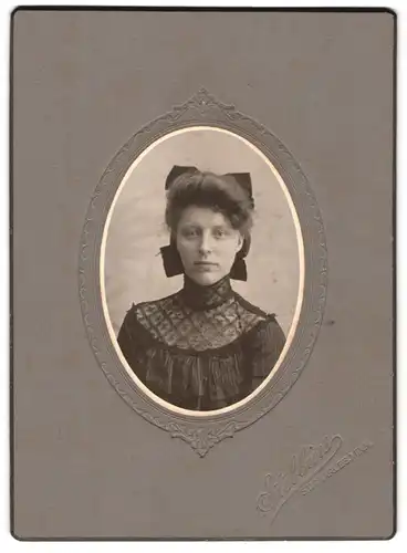 Fotografie Stebbins, St. Charles, Minn., Junge Dame mit Haarschleife