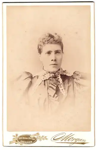Fotografie Morgan, Aberdeen, 393, Union Street, Junge Dame mit zurückgebundenem Haar