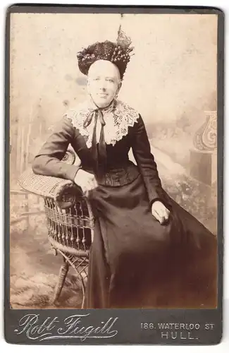 Fotografie Robt. Fugill, Hull, 186, Waterloo St., Elegante Dame sitzt auf einem Korbstuhl