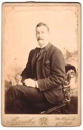 Fotografie Abernethy, Belfast, 29, High St., Stattlicher Herr im Anzug mit Krawatte