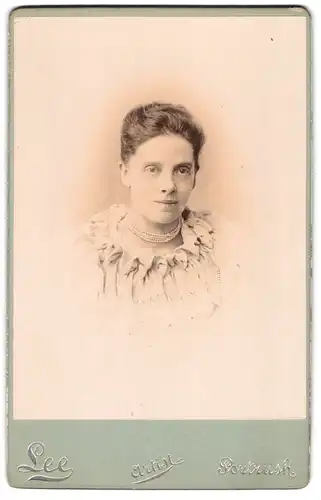 Fotografie Lee, Portrush, Junge Dame mit zurückgebundenem Haar