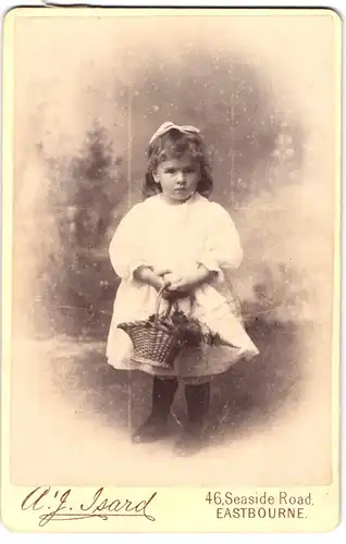 Fotografie A. J. Isard, Eastbourne, 46, Seaside Road, Kleines Mädchen im Kleid mit einem Korb