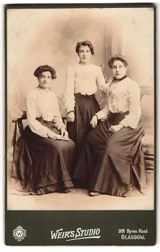 Fotografie Weir`s Studio, Glasgow, 351, Byres Road, Drei junge Damen in hübscher Kleidung