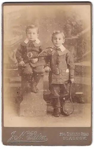 Fotografie J. N. Paton, Glasgow, 294, Shields Road, Zwei Jungen in modischer Kleidung mit Tennisschläger