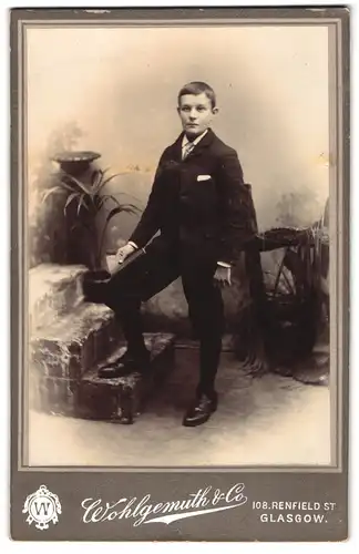 Fotografie Wohlgemuth & Co., Glasgow, 108, Renfield St., Halbwüchsige Knabe im Anzug mit Krawatte